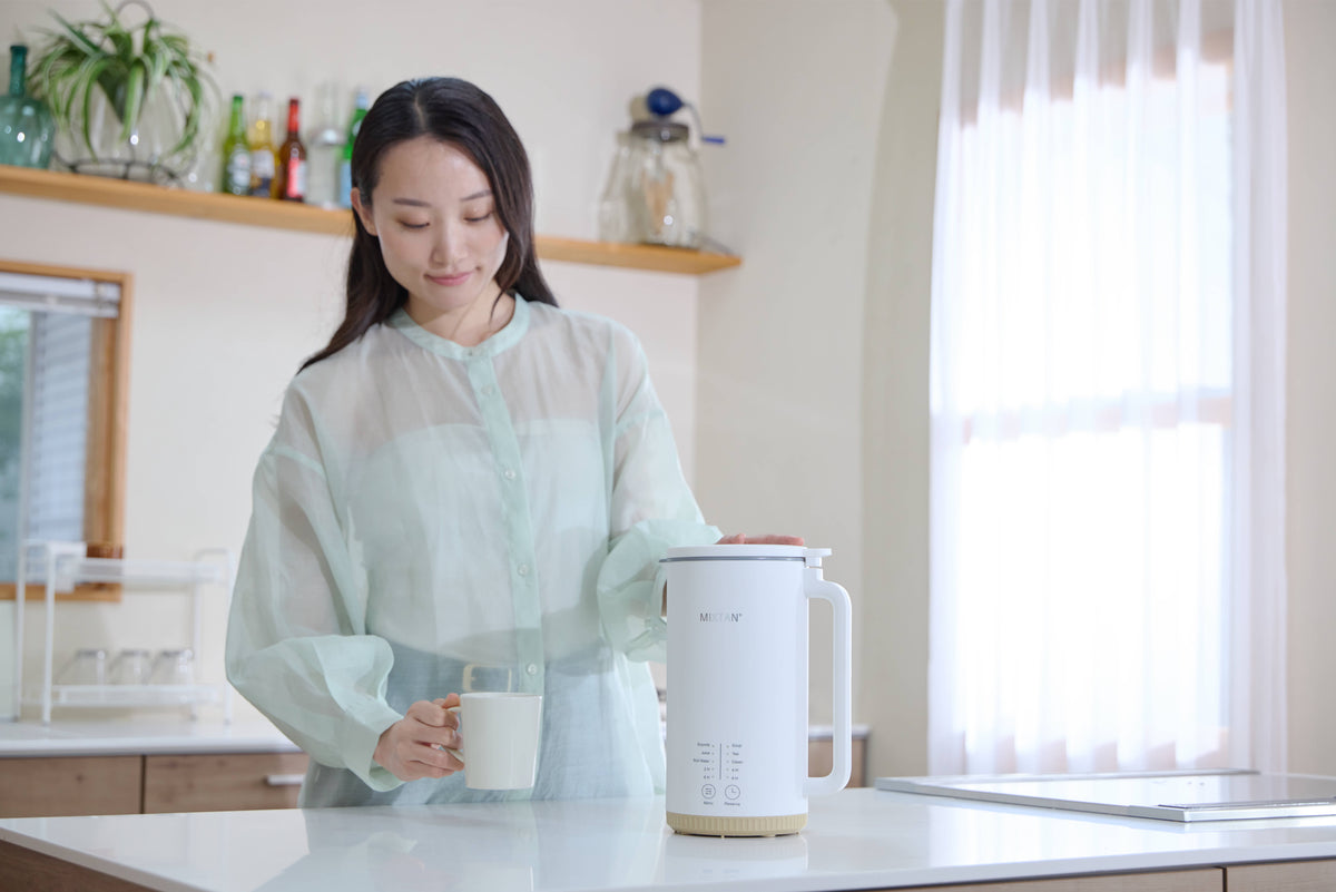明るいキッチンでMIXTAN°と一杯を楽しむ時間